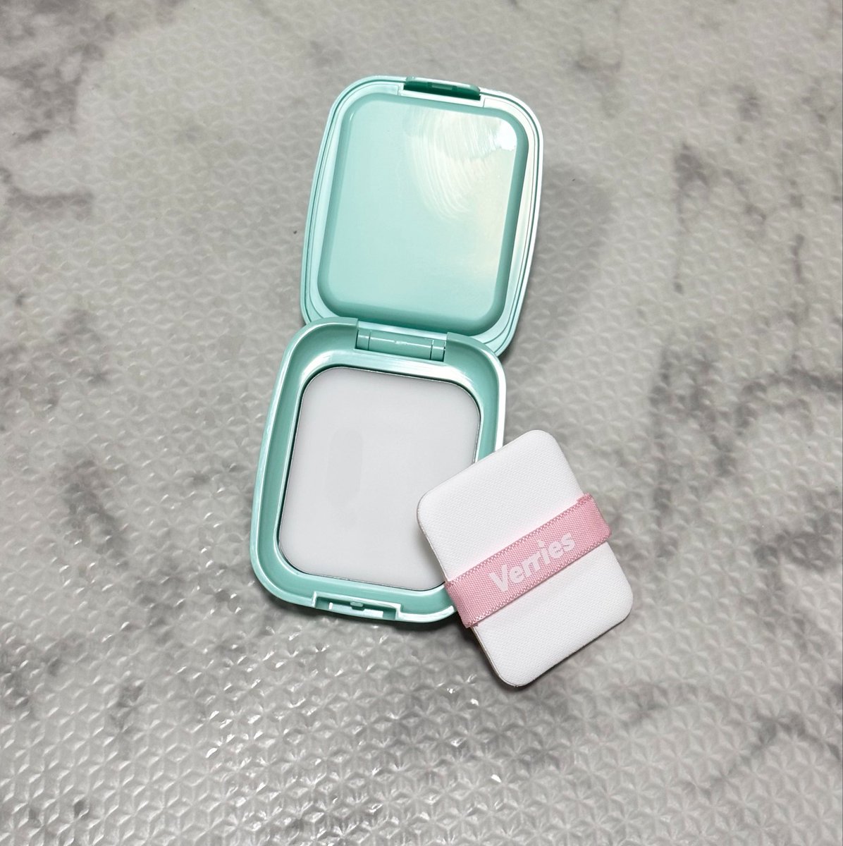 pale_bubbl's tweet photo. 🩵 BLUR PACT

毛穴や肌の凹凸をぼかして、なめらかな肌印象を目指すベースメイクアイテム✨

付属のパフで使えるコンパクトタイプで、ミントカラーのパッケージもかわいい🫧

#Verries #ヴェリーズ #毛穴ケア https://t.co/edfIscuPCO