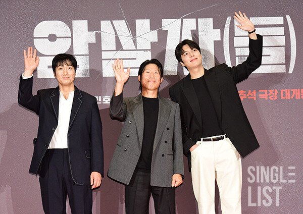 Hwendy2022's tweet photo. #Assassins Ranks 4th in Highest-Selling Korean Films of 2026...Surpasses
3.24 Milion. It was selected as a second runner-up for the International Audience Award at #TIFF26,received praises from international critics&amp;actual domestic moviegoers👏
#LeeMinHo
🔗https://t.co/oAgLYZZrQv https://t.co/RzXAbKiL1S
