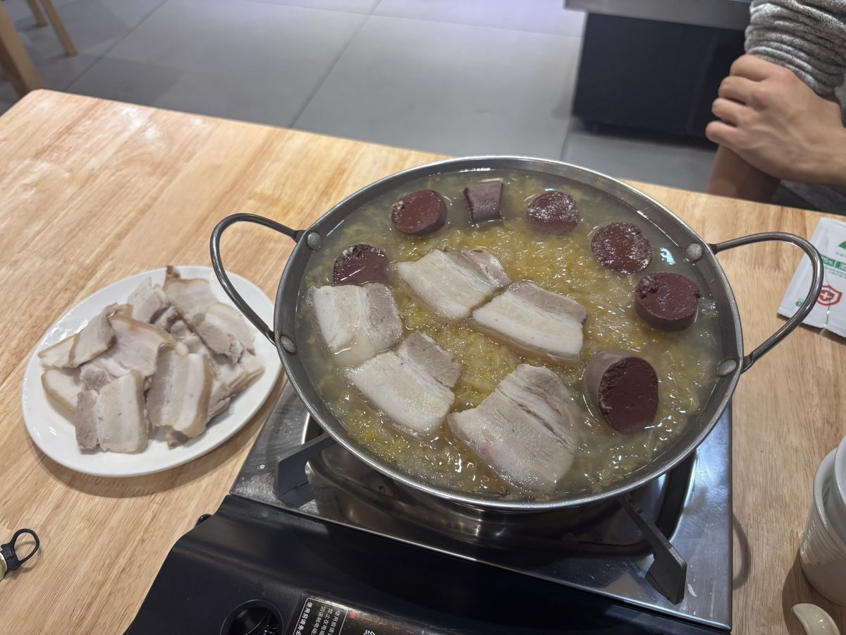 yonro_travel's tweet photo. 内モンゴル自治区 ハイラルで食べた謎の鍋と麻婆豆腐みたいな見た目してる味噌味の食い物めっちゃ美味かったんだけど名前がわからん
中国の皆さん教えてくれ
あと米注文したらとんでもない量きた 2元(46円)なのに https://t.co/u0VUKMUKUy