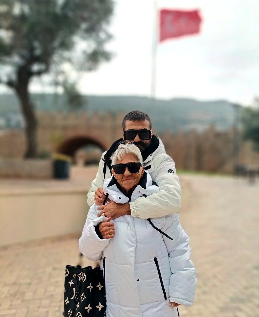 ersin_calhan's tweet photo. Bugün benden gidişinin 5 ci ayı Rahmetli Edip Akbayram 'ın söylediği gibi
Yaz Baharım Kış Oldu Sen Benden Gittin Gideli #Anne https://t.co/5KQRAsz5Z6