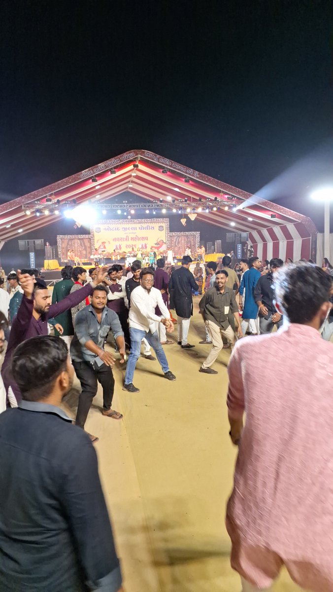 ChetanZala4BJP's tweet photo. માતાજીની અસીમ કૃપા અને આશીર્વાદ સાથે પોલીસ પરિવાર તેમજ નગરજનો સાથે મળીને ભક્તિભાવપૂર્વક મહારાસમાં સહભાગી બન્યા અને ગરબે ઘૂમ્યા. સુરક્ષાની સાથે સાથે 

સંસ્કૃતિના જતનની એક અવિસ્મરણીય સાંજ!
​જય માતાજી! 🙏✨

(2/2)

​#BotadPolice #Navratri2026 #Botad #NavratriCelebration #GarbaNight https://t.co/BeE4yYvPph