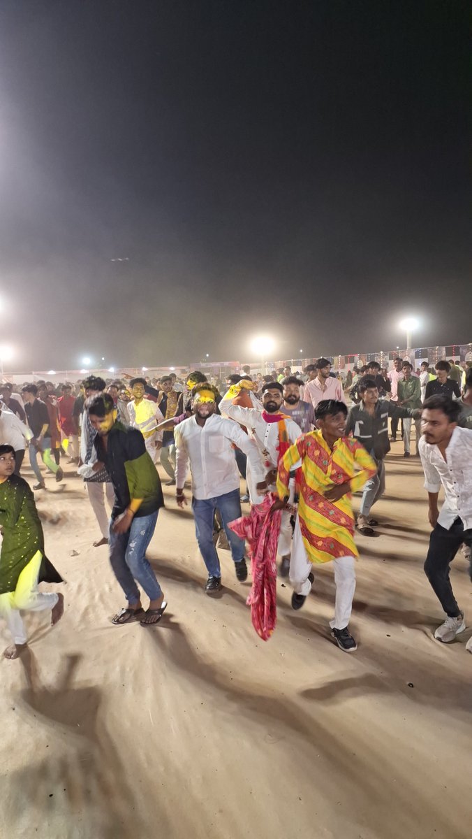 ChetanZala4BJP's tweet photo. માતાજીની અસીમ કૃપા અને આશીર્વાદ સાથે પોલીસ પરિવાર તેમજ નગરજનો સાથે મળીને ભક્તિભાવપૂર્વક મહારાસમાં સહભાગી બન્યા અને ગરબે ઘૂમ્યા. સુરક્ષાની સાથે સાથે 

સંસ્કૃતિના જતનની એક અવિસ્મરણીય સાંજ!
​જય માતાજી! 🙏✨

(2/2)

​#BotadPolice #Navratri2026 #Botad #NavratriCelebration #GarbaNight https://t.co/BeE4yYvPph