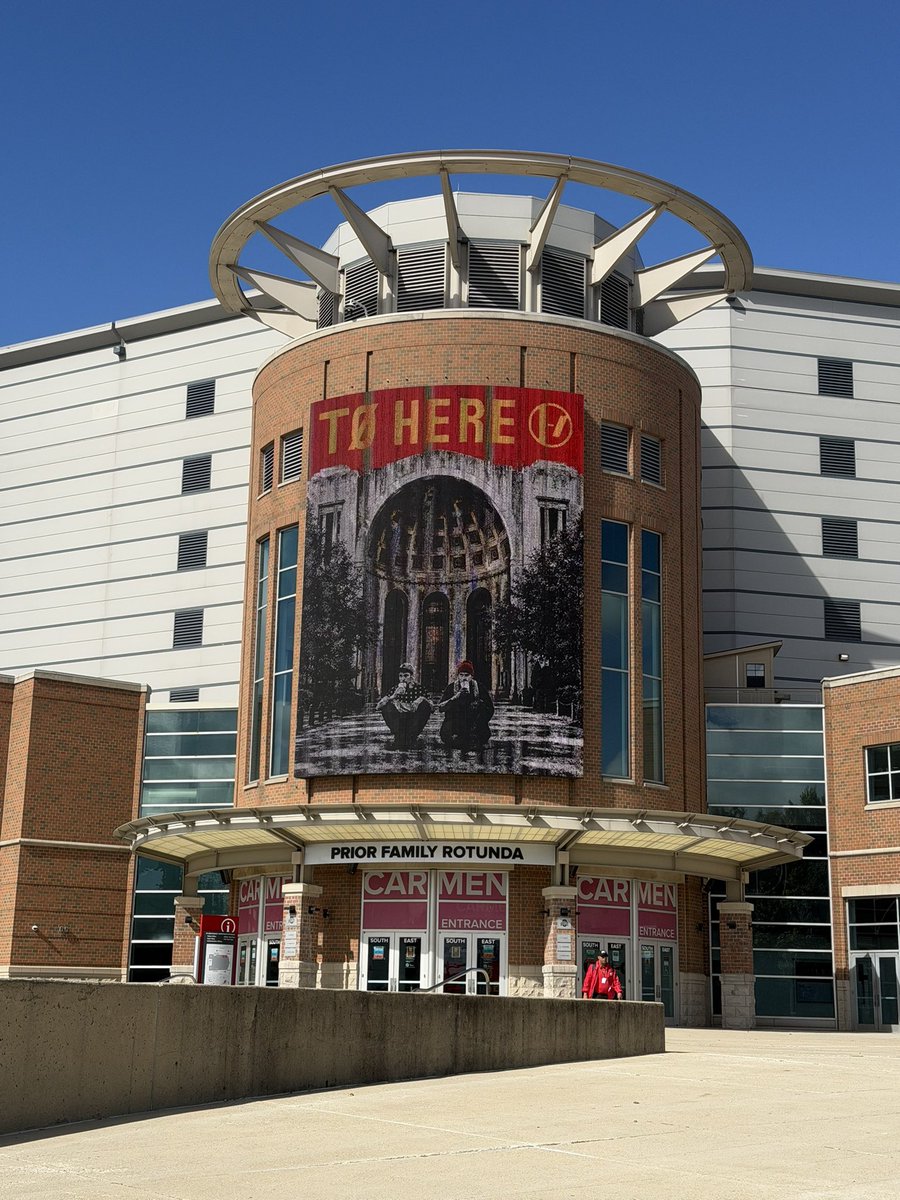 laviishgrace's tweet photo. from here to here 😭😭😭😭 my first ever show vs my last show oh my god #TOPCBUS #TOPOSU https://t.co/bEb7Ka1pOR