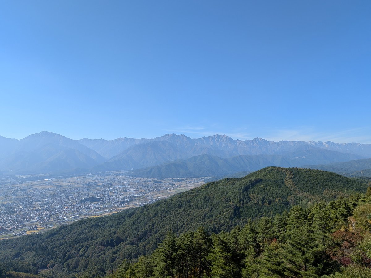 gelshoku's tweet photo. 今日はとても天気が良かったので、予定外の登山
近くの鷹狩山を登ってきました
大町山岳博物館から

#鷹狩山
#大町山岳博物館
#恋人の聖地 https://t.co/GN0FlqFuir