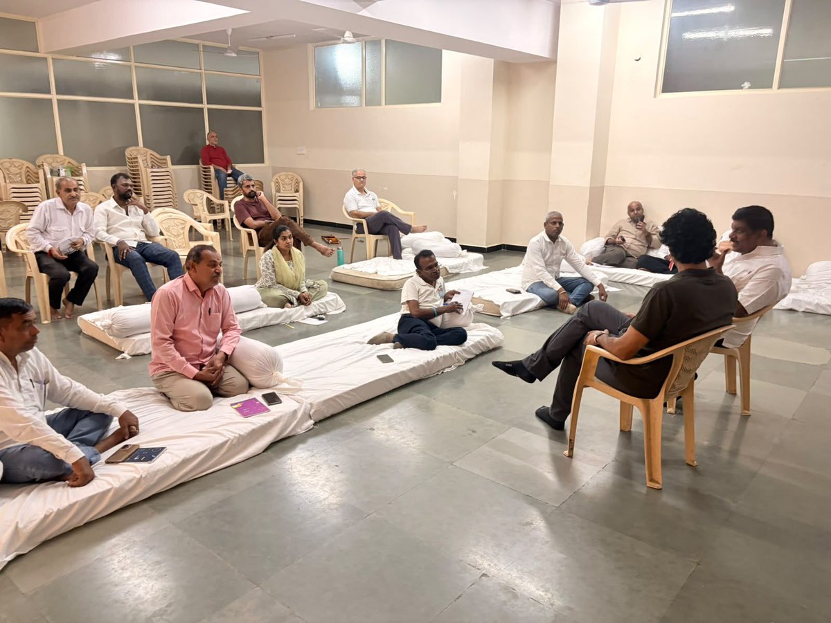 sarvodayasangam's tweet photo. नगर संगम 3 ने अलग-अलग शहरों से आए लोगों को एक साथ  आने का, एक-दूसरे को सुनने और समझने का अवसर दिया।

यहाँ सीखे गए विचारों और बने नए रिश्तों को अपने समुदायों और कार्यक्षेत्र तक पहुँचाने के उद्देश्य से अब वे वापस लौट रहे हैं। https://t.co/W4axQPAlFn