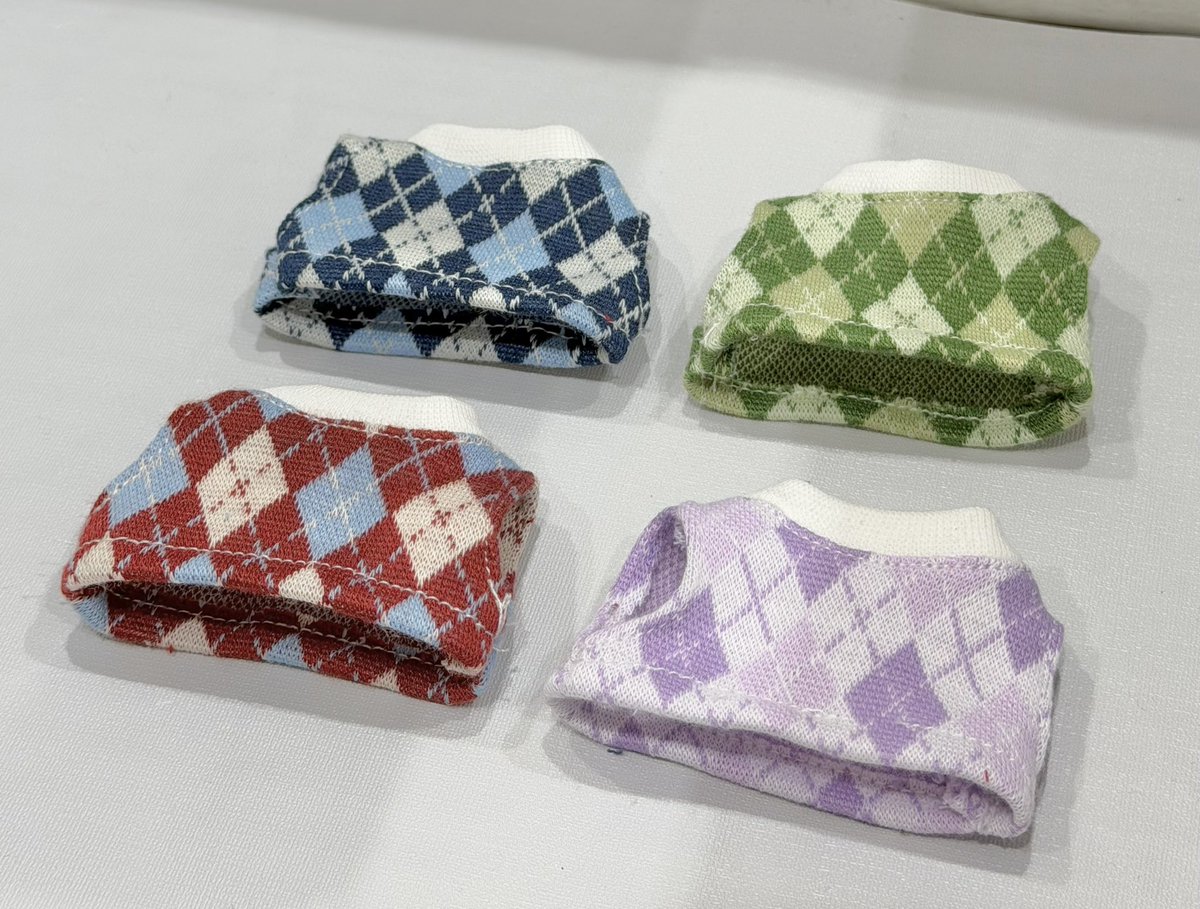 iseki_namba's tweet photo. 📢新商品入荷のお知らせ📢

秋にピッタリなアーガイル柄のベスト4色が新登場💙💚❤️💜

10~15cmのぬいちゃんに対応しております🧸💫

店内商品全品試着可能🙌🏻
なんばマルイ3階にてお待ちしております🍀

 #推し活応援のお店 #推し活 #ぬい活 #推し活推進部 #ぬい服  #ISEKI大阪なんば https://t.co/06e1gin4PH
