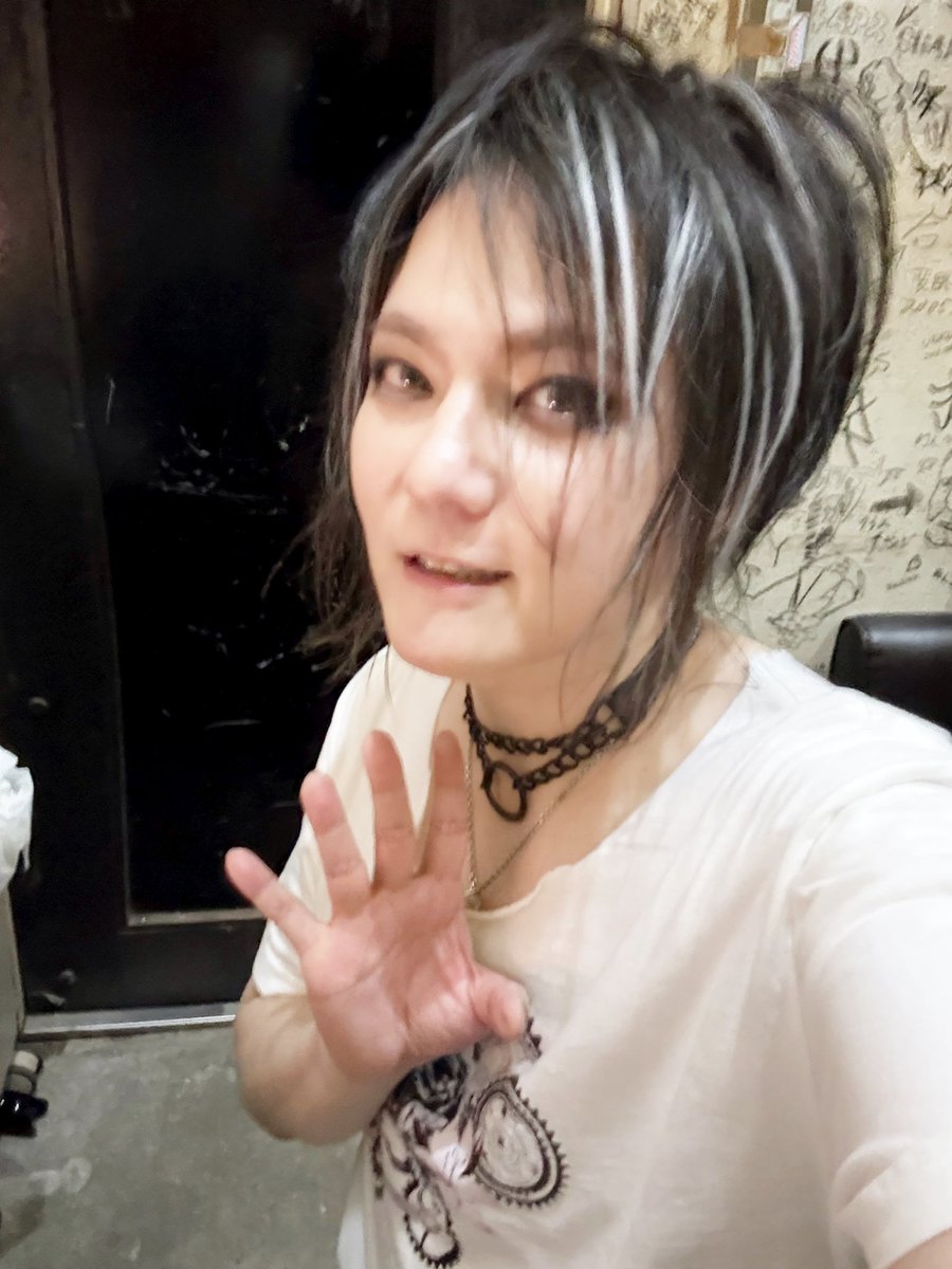 YUKI_Snowman_XX's tweet photo. Rayflower福井CHOP40本目終わりました！
特殊な形の会場、別世界のみんなと会ったみたいでした^_^
すごく新鮮な気持ちで挑めました！
ありがとうございました！

昨日、出会った、ギターの弦が4本しかない、歯が4本くらいしかない、どえらい下ネタを話すストリートのオジさんに描いてもらったYUKIの絵 https://t.co/1d9QfgmNDH