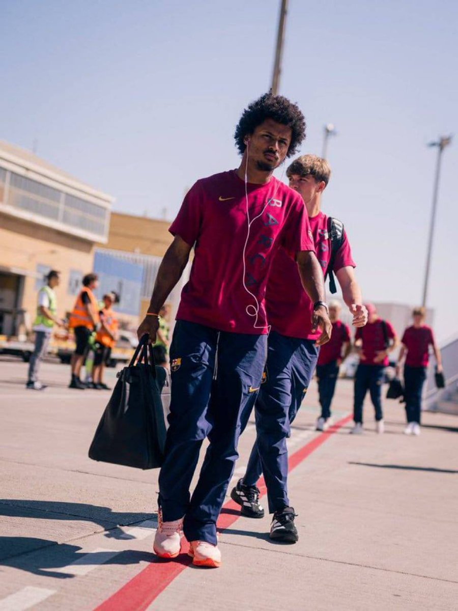 chiomabby2's tweet photo. 🚨⛈️ BARÇA TRAVEL UPDATE! 🔵🔴✈️

Barcelona hope to return before 2 PM after their flight was delayed by the storm, according to @Alfremartinezz.

🇪🇸 Return home today
🇫🇷 Travel to Paris tomorrow morning
⚔️ PSG awaits on Tuesday!

The preparations continue despite the weather disruption. 💙❤️
