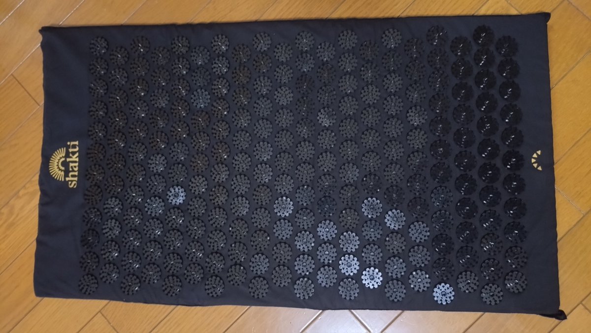 tko100107's tweet photo. 話題のシャクティマットがついに届きました。  
​無数の突起が並んでいて見た目のインパクトがすごいですが、寝転がってみるとじわじわと温かくなって背中や腰の緊張がスッと抜けていくのが分かります。ランニング後の臀筋ケアや、ウエイト後のリセットに重宝しそうです。日々のコンディショニング習慣に組み込んでみます。  
​#shakti #コンディショニング #疲労回復 #鍼灸 #おうちケア #市民ランナー #ランニング記録 #デスクワーク疲労