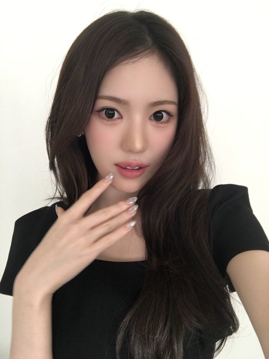 Leesuuei's tweet photo. ‘♥︎⃨‌% ;Darling / Velvety / D☻llface; A little midnight monochrome situation, from my hair down to my clothes. Very dark, very coordinated, suspiciously sweet. I fear the black 𝑎𝑒𝑠𝑡𝘩𝑒𝑡𝑖𝑐 has failed to make me look mean. Pretty was never the plan. :__🖤💌 https://t.co/BxWrmS3q5m