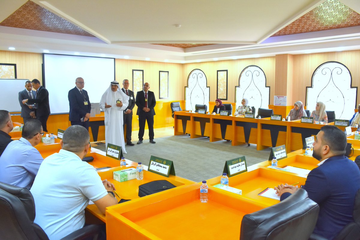 Arab_API's tweet photo. إفتتح مدير عام المعهد العربي للتخطيط بالكويت سعادة الأستاذ الدكتور/ عادل عبدالله الوقيان يوم الأحد الموافق 18 أكتوبر 2026 فعاليات البرنامج التدريبي الحضوري " فجوة التمويل في المشروعات الناشئة والصغيرة والمتوسطة واساليب التمويل الحديثه وبحضور وكيل المعهد الأستاذ الدكتور/ وليد عبدمولاه ورئيس الجهاز الإداري الأستاذ/ كريم عادل درويش ومنسق البرنامج الأستاذ الدكتور/ إيهاب مقابله – مستشار بالجهاز الفني ومدير مركز المشروعات الصغيرة والمتوسطة بالمعهد.  ويشارك في البرنامج نخبة من الخبراء والمتخصصين من مختلف المؤسسات ذات الصلة في الدول العربية. ويهدف البرنامج الذي يمتد على مدار خمسة أيام إلى تعريف المتدربين بمفهوم وأهمية الدعم المؤسسي وخدمات تطوير الأعمال ودورها في تنمية المشروعات الناشئة والصغيرة والمتوسطة وإلى تحليل عناصر سوق خدمات الدعم الفني في الدول العربية وتوزيع المهام، وإلى بيان أساليب تحديد احتياجات المشروعات الناشئة والصغيرة والمتوسطة من الدعم المؤسسي وخدمات تطوير الأعمال. كما يهدف البرنامج إلى عرض مفهوم حاضنات الأعمال وأنواعها وأهدافها والخدمات التي تقدمها ودورها التنموي وطرق تمويلها ومؤشرات تقييمها، وبيان مؤشرات تقييم بيئة الاستثمار للمشروعات الناشئة والصغيرة والمتوسطة في الدول العربية مع التركيز على الأطر التشريعية والمؤسسية، وتقييم بعض التجارب العربية في دعم المشروعات الناشئة والصغيرة والمتوسطة وآليات التطوير في ضوء أفضل الممارسات الدولية.