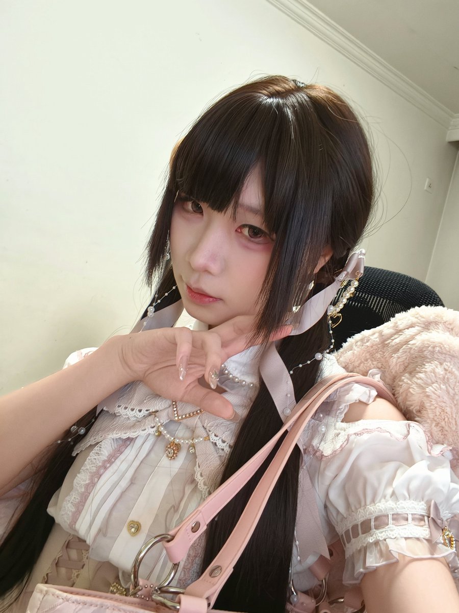 GeimoGeimo's tweet photo. 新衣服完全小偶像来的🤤🤤🤤 https://t.co/8GOQk8CEdd