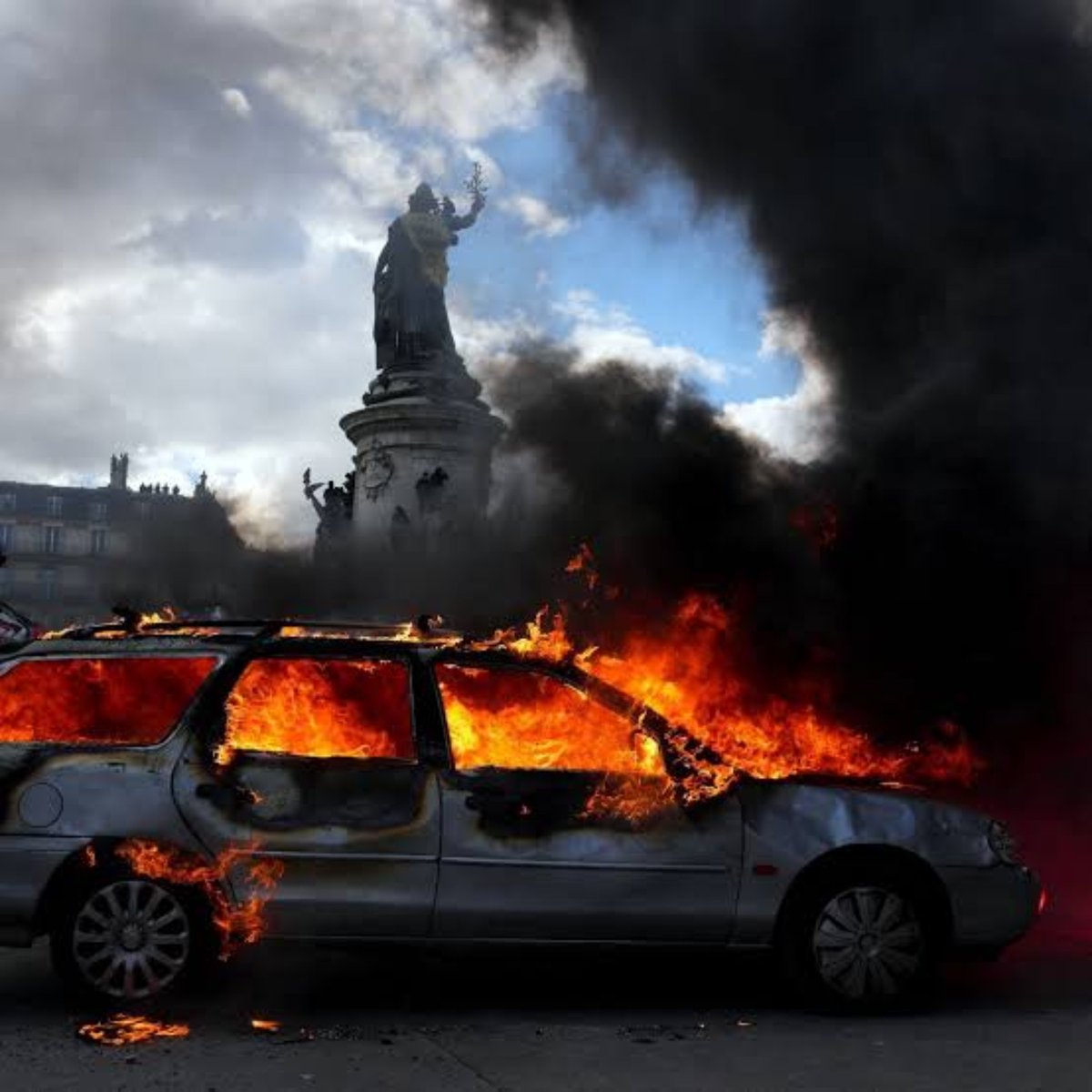 Globalite53's tweet photo. 🇨🇵 Fransa'da protestolara 800 binden fazla insan katıldı, 1.200 kişi gözaltına alındı.

(Reuters) https://t.co/2Q1eoW7hUj