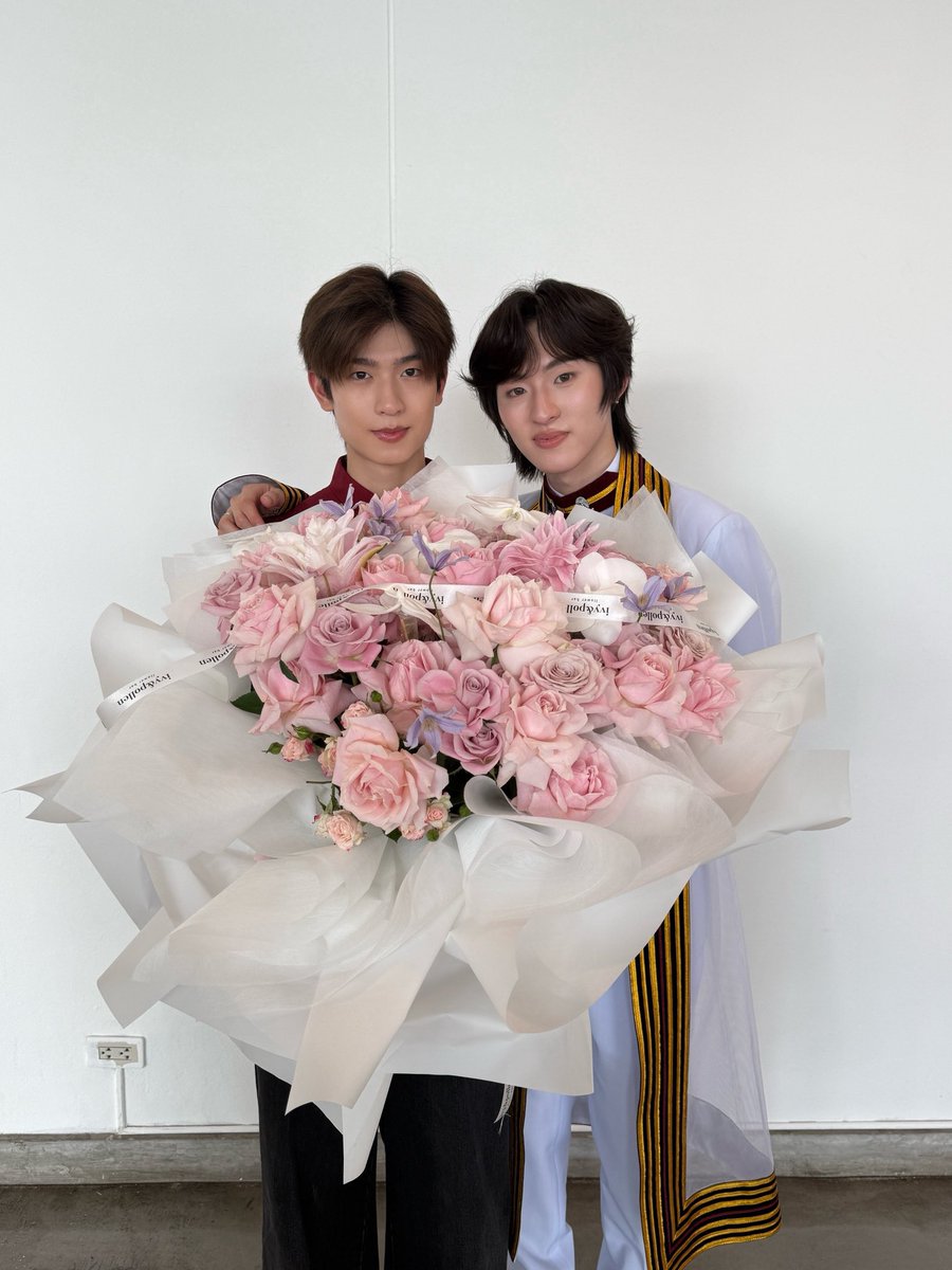 nch2811's tweet photo. ภูมิใจเนอะ น้องก้องชุดครุย ช่อดอกไม้ช่อใหญ่ มี 2โทมาร่วมยินดี 🥹💖🦊🍓🚂

#Thomaskong #MrToky https://t.co/283qhiGEy4