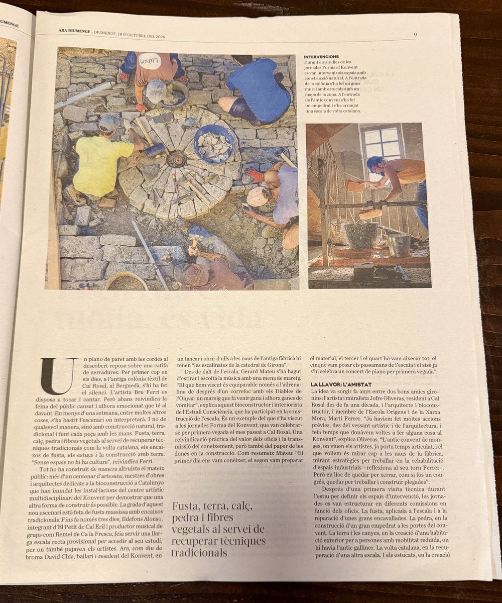 puntzero's tweet photo. «Sis dies construint la utopia». 
Avui, a @diariARA Diumenge, un magnífic reportatge sobre Konvent, bioconstrucció, comunitat i altres maneres de fer.
Text de  @Mariona_Ferrer i fotografies de @nunoperestrelo https://t.co/ydSPcf6ZCg