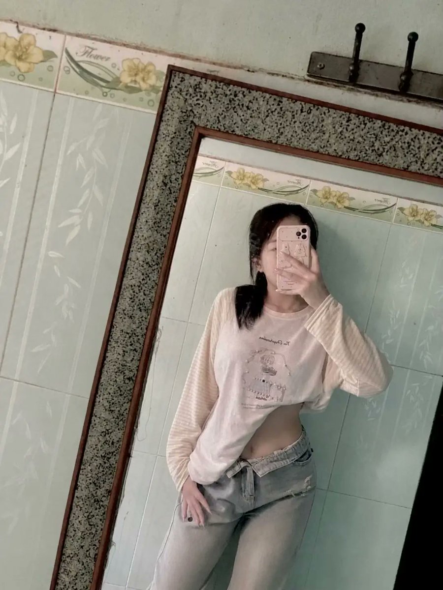 Bnhu2005's tweet photo. Nhắn tin đi chán quá 😭 https://t.co/6yenMH5VKx