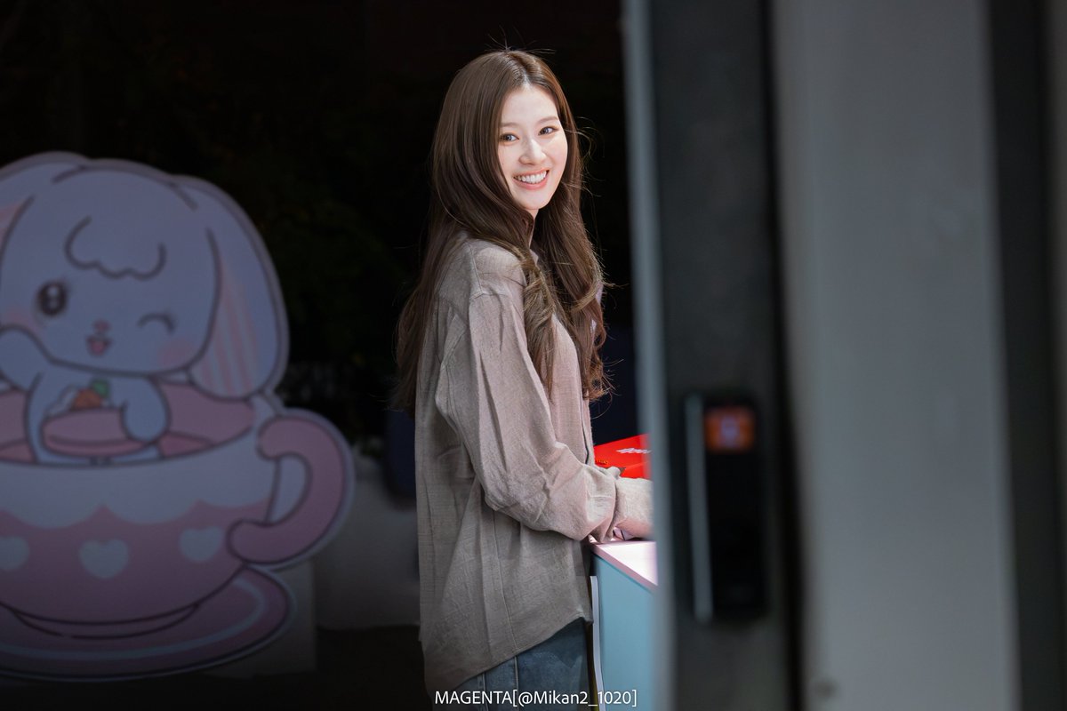 Mikan2_1020's tweet photo. 261017 

틈 사이로 보이는 미소가 진짜 너무 귀여워🥹

#SANA #사나 #サナ 
#TWICE #트와이스 https://t.co/zxuPcvpKQD