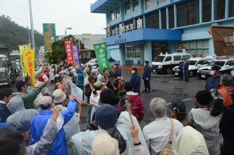 ringo_Candy0429's tweet photo. フランスのデモ＞沖縄の過激なデモ＞県外の反戦デモなんですよね。
無関係の住民への配慮や法律より感情を優先する群衆は大きくなればなるほど制御が効かなくなる。
ましてや率先して前に立つ活動家が群衆をコントロールするどころか抗議を優先するようなデモの行き着く先がフランスのデモなんですよ。 https://t.co/bPcx6u27Ib