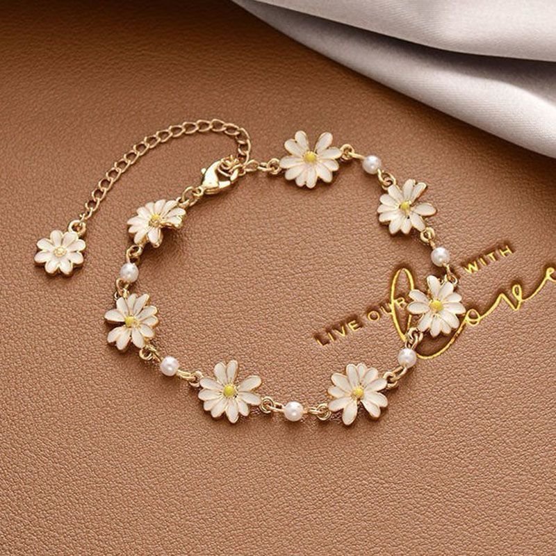 ireneluvi's tweet photo. Nemuu gelang titanium motiv bunga" lucu bangett deh 😭😭 jadii berbunga" banget kalo make cakep + kece 😻💗 https://t.co/YhUjToX3MV