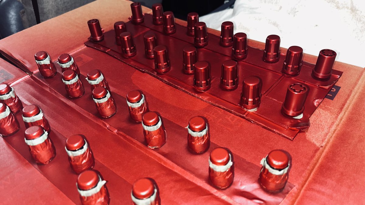mount_small546's tweet photo. 性懲りも無く思い付きでホイールナットを購入(マックガードのスプラインドライブ、新品3万くらい)

2枚目のやつは黒だと勘違いした(クロームメッキだった、光の加減でどう見ても黒に見えるw)
3枚目は赤が色褪せてしまったアルマイト

これを塗装でイメチェンさせようということでマツダの赤で下塗装 https://t.co/lpTJlxSuUQ