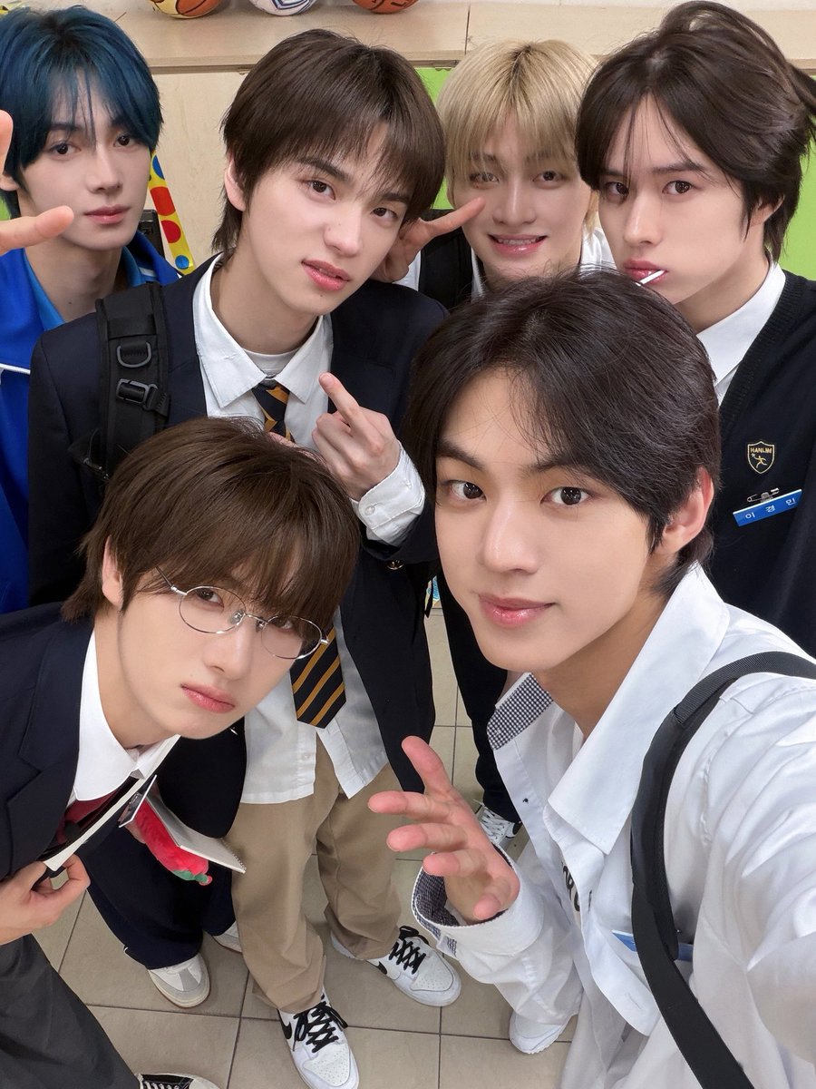 shinyuluvme's tweet photo. Halo #saiville! 
Saya (@shinyuluvme) beserta pengikutnya (@laaloava @pomuwy @aurinaa_ @rabbitcraft1123 @hanjinie_gf @haeppihoonjae ) sedang mencari mutual baru!

Please help RT/LIKES dan mari berteman!  💙

(Funfact: kita semua adalah SAI Pontianak) https://t.co/Jg9HdYIAG2