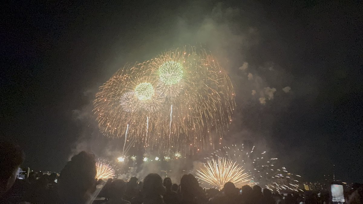 Zerochi0529's tweet photo. なにわ淀川花火大会行ってきたけどめっちゃでかくてちょーーーー綺麗だった！！
もっと綺麗に撮りたかった… https://t.co/mUdMvaKbGX