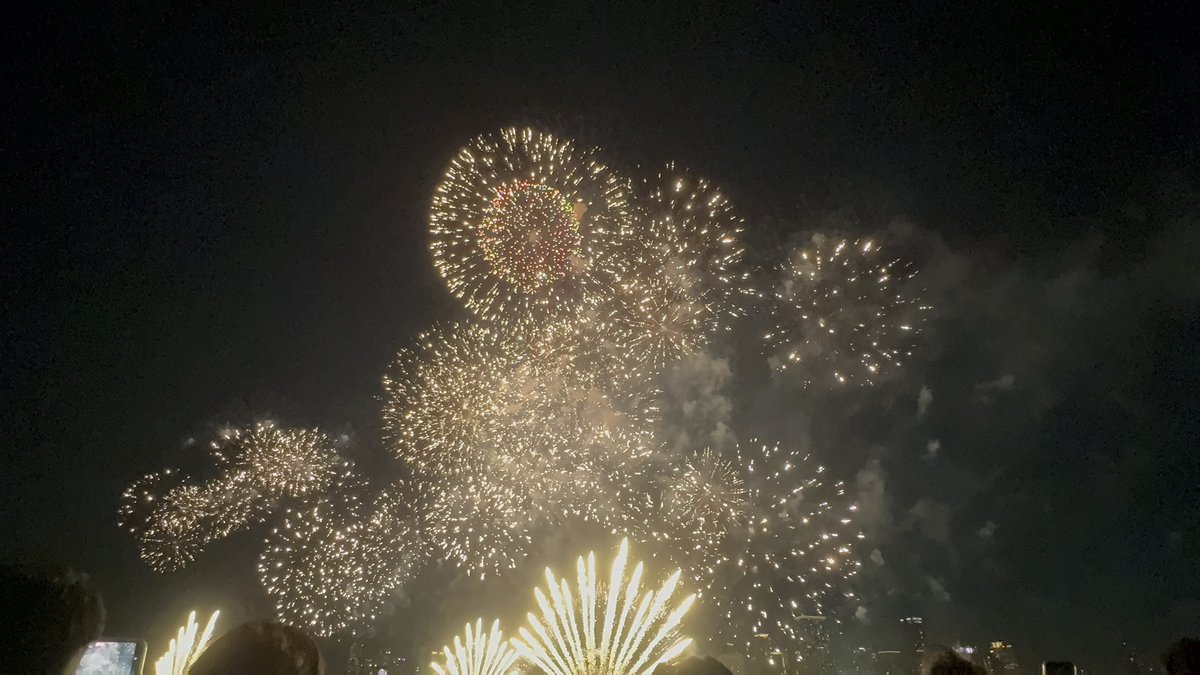 Zerochi0529's tweet photo. なにわ淀川花火大会行ってきたけどめっちゃでかくてちょーーーー綺麗だった！！
もっと綺麗に撮りたかった… https://t.co/mUdMvaKbGX