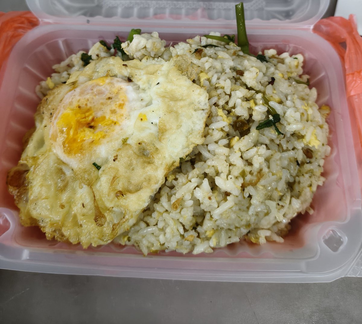 maevrck's tweet photo. nasi goreng kampung + telur mata cair

I DONT PLAY WHEN IT COMES TO NASI GORENG KAMPUNG, I CAN DIFFERENTIATE NASI GORENG KAMPUNG N NASI GORENG BANDAR RAHHHHH https://t.co/9UWGCzBVic