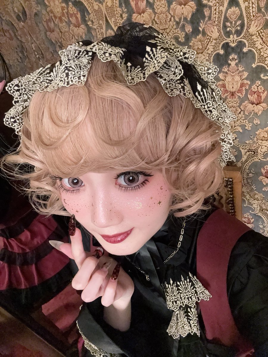 sui_8__'s tweet photo. 翠已 1st PHOTO BOOK
『SUISOUGENMU -翠葬幻夢-』
お渡し会ありがとうございました！

久しぶりのイベントで、皆様にお会いすることができてとっても嬉しかった、貴方の笑顔が見られて幸せでした
写真集たくさんたくさん見てください
Moi-même-Moitié様との素敵な世界をじっくり堪能してね

お会いできなかった方も、写真集が届くまで楽しみに待っててね~~絶対に会いましょう、これからも頑張ります

ヘアメイクとても素敵にしていただきました💋顔に星とお月様がいてキラキラでした、かわいい☺︎
そしていつも最高な写真を撮ってくださっている須藤絢乃さんがタペストリーを、、！ありがとうございます泣

改めて、関わってくださった全ての方々に感謝です、ありがとうございました。