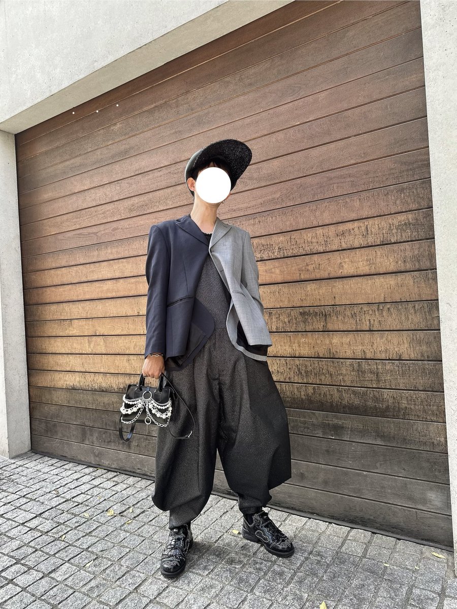 sksuke233's tweet photo. ジュンヤのバッグが最近のお気に入り。
双子ジャケット以外はキラキラの詰め合わせ
#commedesgarcons https://t.co/NIVuDp5FXv