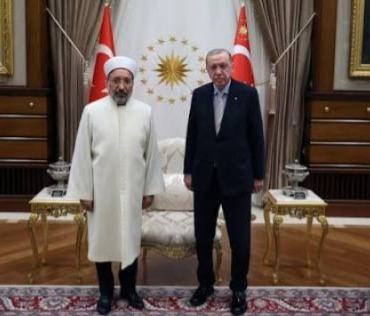 hilalnesin's tweet photo. Diyanet, vatandaşların bağışladığı paraları fona yatırmış. Ne kadarı baş foncu RTE’ye gitti bilmem ama ne olur hemen köpürmeyin, helal fonmuş. Biliyorsunuz iki çeşit fon var: helal fon, haram fon. RTE ve AKP’lilerin fondan kazandıkları para helal, vatandaşınki haram. https://t.co/ouytQbvLME