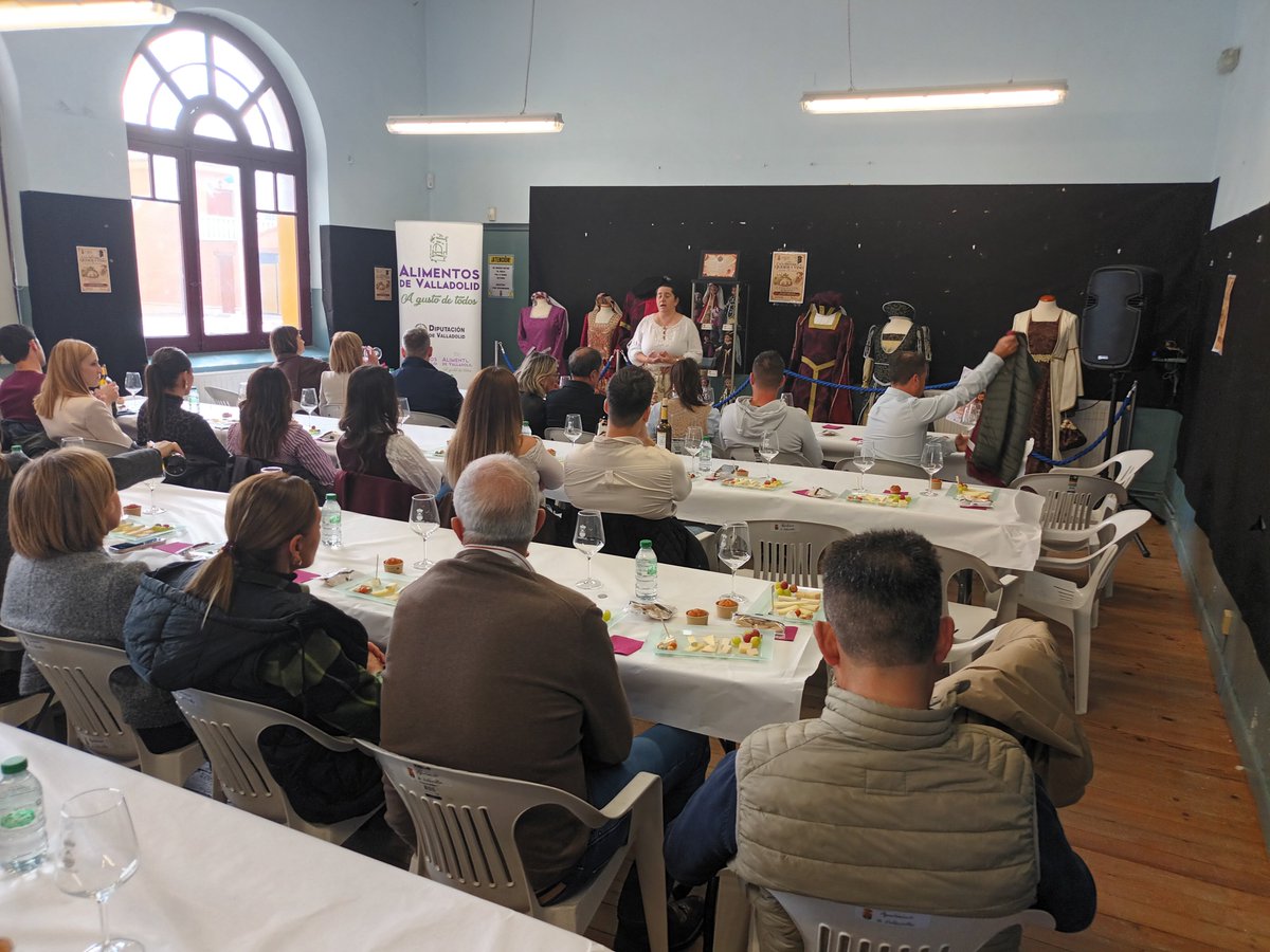 quesosJUAN's tweet photo. Disfrutando con #alimentosdevalladolid y #ayuntamientovaldestillas de una #catahistórica de quesos y vinos en la época de #CarlosV
#LosQuesosDeJuan https://t.co/ZXnobqlE0K