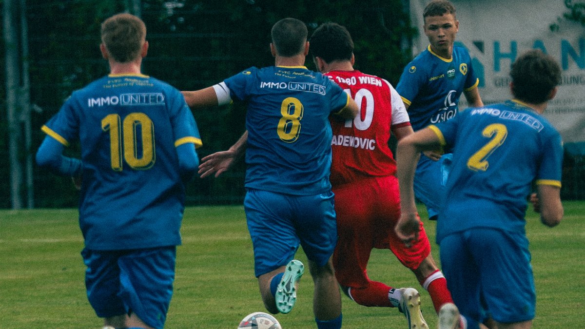 FirstViennaFC's tweet photo. Hier seht ihr die besten Schnappschüsse vom gestrigen Sieg unserer Amateure über den FC 1980 Wien. 💙💛

IMMOunited | #ViennaFamily #comeonvienna https://t.co/4rorEcbXPI