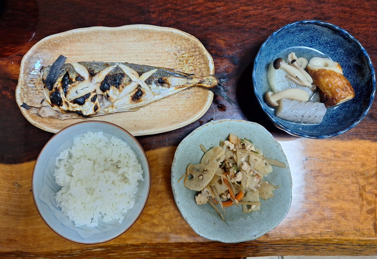 kiroku8282's tweet photo. 夜ごはん

ごはん 94g　157kcal

アジの塩焼き 1尾　220kcal

きんぴらごぼう　100kcal

おでん　80kcal

推定　560kcal

#夜ごはん 

#ダイエット https://t.co/ET5Y4QdKO5