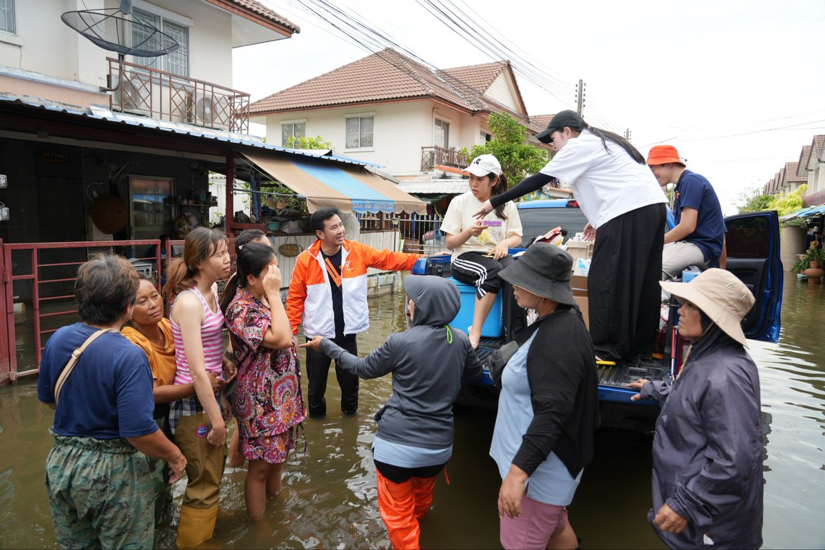 PPLEThai's tweet photo. ❤️‍🩹 [ ‘ทีมแพทย์อาสาประชาชน’ ลุยน้ำท่วมฉะเชิงเทรา ตรวจสุขภาพถึงหน้าบ้าน หลังเผชิญน้ำท่วมขังนานร่วมเดือน ]

แม้สถานการณ์น้ำท่วมในหลายพื้นที่ทั่วประเทศจะเริ่มคลี่คลายแล้ว แต่หลายจังหวัดในภาคตะวันออกยังต้องเผชิญกับสภาวะน้ำท่วมขังและไม่มีทีท่าจะลดลง นับตั้งแต่ปลายเดือนกันยายน มาจนถึงวันนี้ก็เกือบครบ 1 เดือนแล้ว

วันนี้ (18 ต.ค. 2569) พรรคประชาชน นำโดย เอกภพ สิทธิวรรณธนะ สส.บัญชีรายชื่อ และ ชานน อ้นไชยะ อดีตผู้สมัคร สส.ฉะเชิงเทรา เขต 1 นำ ‘ทีมแพทย์อาสาประชาชน’ ลงพื้นที่เยี่ยมเยียน ตรวจสุขภาพ และจ่ายยาให้กับพี่น้องประชาชนในพื้นที่หมู่บ้านพฤกษาพนาลี 36 อ.เมือง จ.ฉะเชิงเทรา

การลงพื้นที่ครั้งนี้ เราใช้รถกระบะลำเลียงอุปกรณ์และเวชภัณฑ์ยา กระจายกำลังเป็น 3 ทีมย่อย เพื่อลุยน้ำเข้าถึงบ้านเรือนของประชาชนโดยตรง ในจุดที่สัญจรลำบาก

เอกภพสะท้อนภาพความเดือดร้อนของพี่น้องประชาชนในหมู่บ้านพฤกษาพนาลี 36 ซึ่งมีกว่า 900 ครัวเรือนว่า ตอนนี้น้ำท่วมขังจนเริ่มส่งกลิ่นเน่าเหม็น ชาวบ้านอยากให้น้ำลดโดยเร็วเพื่อคืนชีวิตปกติ เพราะนอกจากน้ำท่วมจะกระทบความเป็นอยู่แล้ว ยังทำให้ต้นทุนการเดินทางพุ่งสูง บางครัวเรือนลูกหลานมาเยี่ยมลำบาก หรือต้องย้ายออกไปหาห้องเช่าชั่วคราวเพื่อเดินทางไปทำงาน

จากการตรวจสุขภาพพบว่า ประชาชนส่วนใหญ่มีอาการน้ำกัดเท้า แผลเปื่อย ปวดกล้ามเนื้อจากการลุยน้ำและยกของหนีน้ำ ส่วนผู้สูงอายุมีอาการปวดหัว เวียนหัว ความดันโลหิตสูงจากความเครียดสะสม และพักผ่อนไม่เพียงพอ รวมถึงมีอาการท้องเสียและไข้สูง ทีมแพทย์จึงได้จ่ายยาและเวชภัณฑ์เพื่อบรรเทาอาการเบื้องต้น

สิ่งที่น่าเป็นห่วงอย่างมากคือ กลุ่มผู้ป่วยเรื้อรัง ผู้ป่วยติดเตียง และผู้ป่วยฟอกไต ที่ต้องเลื่อนหรือหยุดฟอกไตเพราะเดินทางลำบาก รวมถึงน้ำท่วมที่ไร้ทีท่าลดลงยังเริ่มส่งผลกระทบต่อสุขภาพจิต ทำให้ผู้สูงอายุเสี่ยงป่วยทางใจ

ข้อเรียกร้องสำคัญจากประชาชนในพื้นที่คือ ขอให้หน่วยงานที่เกี่ยวข้องเร่งระบายน้ำออกจากหมู่บ้าน และภาครัฐต้องส่งหน่วยบริการสาธารณสุขมาเข้าถึงกลุ่มเปราะบางเพื่อให้ได้รับยาอย่างต่อเนื่อง

พรรคประชาชนจะยังคงติดตามสถานการณ์และประสานความช่วยเหลือต่อเนื่อง เพื่อให้พี่น้องผู้ประสบภัยผ่านพ้นช่วงเวลาที่ยากลำบากนี้ไปด้วยกัน