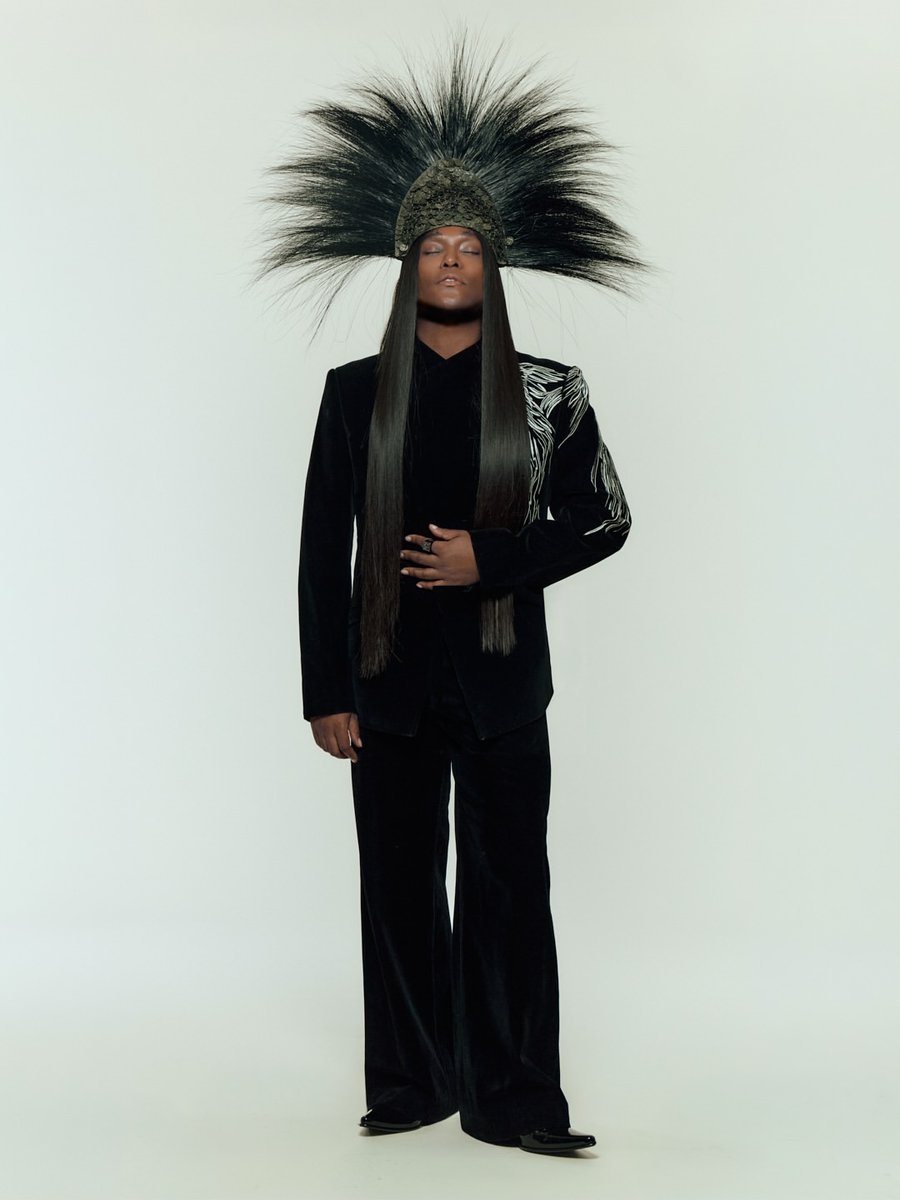 GG_Studio's tweet photo. @LUXURYLAW  wears the Imperial Pegasus Bandhgala at the @AcademyMuseum  Gala in Los Angeles.

Law wears a black velvet overlap bandhgala featuring a sculptural pegasus crest in metallic thread embroidery with a Phillip Treacy headpiece.

Styled by: Patrick Lynere 
Photography by: Mason Rose 
Placement by: Maison Bose