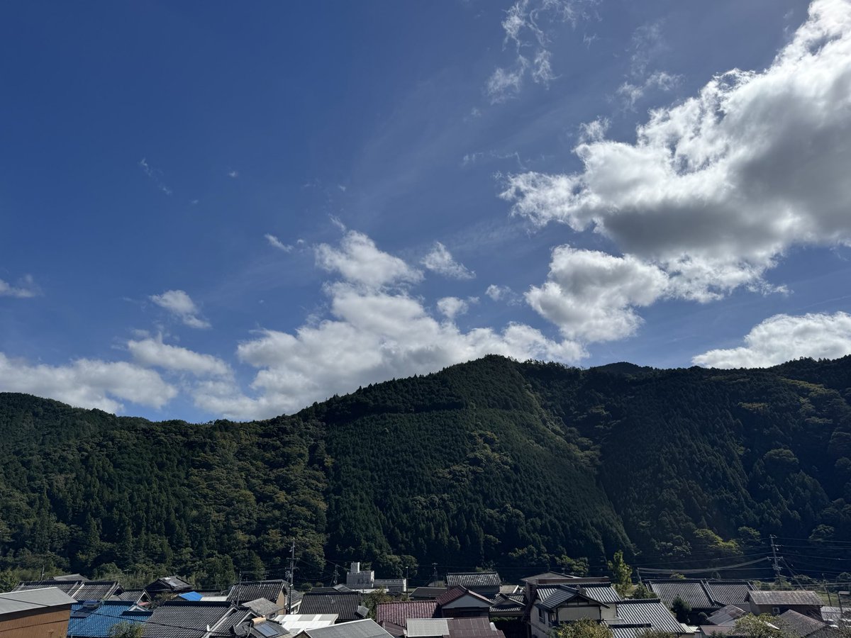 kmzwked's tweet photo. 龍神のお墓から飛行機雲。山の中過ぎて、父が高校生の頃は行きは自転車で下るだけだけど、帰りの登りで力尽きて麓あたりの遠い親戚の家にしょっちゅう泊めてもらって翌日自転車を軽トラに載せて送ってもらったとか。世話になるってレベルじゃないんだけど。 https://t.co/8c9Ci7udyj