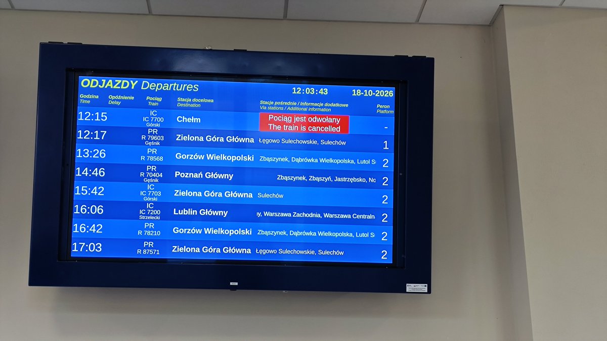 _Sydney74_'s tweet photo. Odwołany pociąg który jedzie przez całą Polskę 7700 Górski 👍🏻👏🏼 brawo @PKPIntercityPDP 
Tradycyjnie słychać tylko "Przepraszamy" co w tłumaczeniu na polski znaczy pocałuj nas w dupę 😡 https://t.co/1dUqN9P5AP