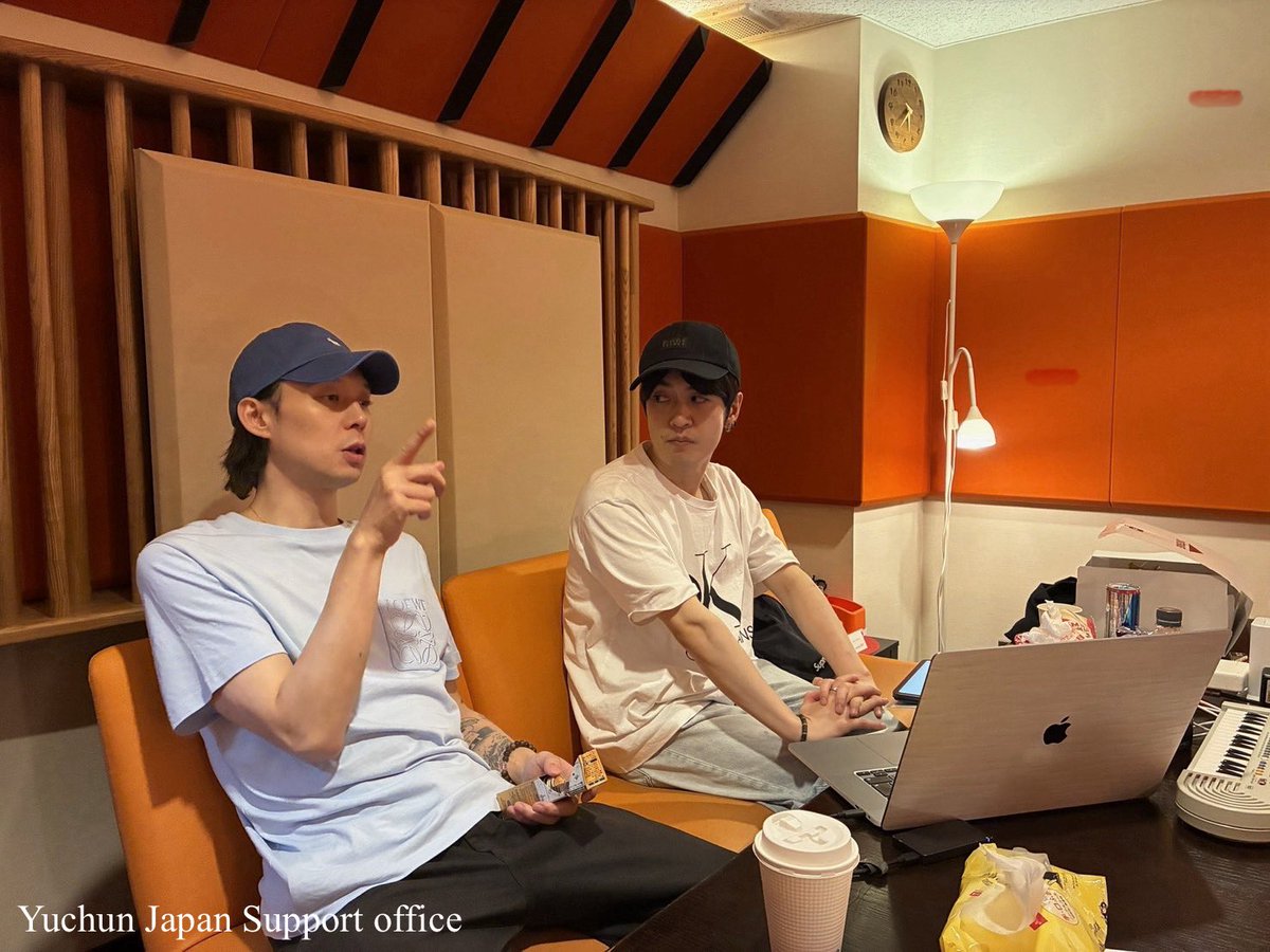 Japan_jp_office's tweet photo. ／⋰
🎧レコーディング風景公開⸍꙳
＼⋱

皆様、こんばんは💫

毎日フル回転で
お仕事がんばらせて頂いてます🔥

レコーディングも順調です！
早く皆様に聞いていただきたいのですが、まずは、レコーディング風景をお届け致します🎙

InstagramではレコーディングVを
お楽しみくださいませ🎶
🔗 https://t.co/VgeX21SCJt

#ユチョン
#PARKYUCHUN