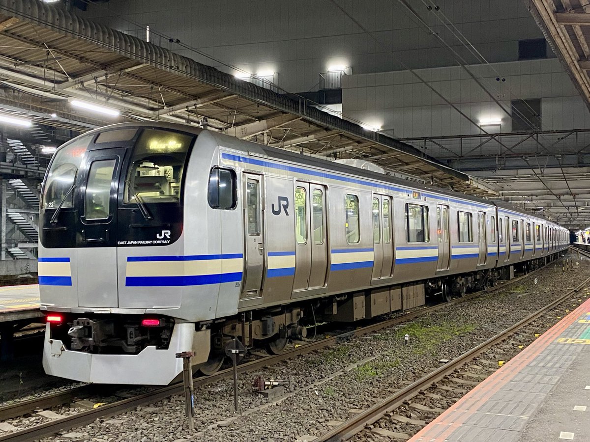 S_Stations's tweet photo. 鎌倉遠足が学校集合、東京駅から班別の電車行動だった。「緑とオレンジの電車はダメ。帰りは青と白の電車に乗って」と口酸っぱく言われたにも関わらず、ある班が行方不明。先生は青ざめた顔。

先生「S駅くん、小金井駅って…どこ?」
ぼく「栃木ですね…」

公衆電話から職員室に電話があったらしい。 https://t.co/5AuMoO8IwL