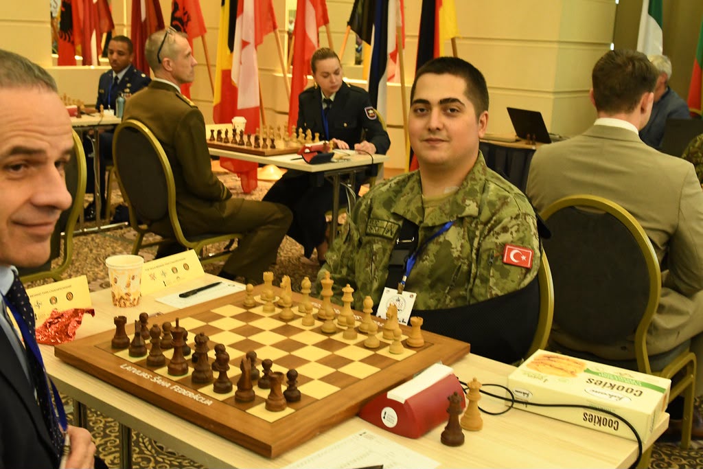 tcsavunma's tweet photo. 🗓️ 11-17 Ekim 2026
📍Jurmala / Letonya 
📍36’ncı NATO Satranç Şampiyonası

TSK Satranç Takımımız, 18 ülkeden 136 sporcunun katıldığı NATO Satranç Şampiyonası’nda, 23,5 puanla NATO Satranç Şampiyonu oldu.🥇🏆🇹🇷

Ayrıca şampiyonada Piyade Er Vahap Şanal 7 maçta 7 galibiyet elde ederek ferdî NATO Satranç Şampiyonluğunu elde etti.🥇🏆🇹🇷

Elde ettikleri bu büyük başarılardan dolayı sporcularımızı yürekten tebrik ediyor, kendilerine başarılarının devamını diliyoruz. 👏

#MillîSavunmaBakanlığı