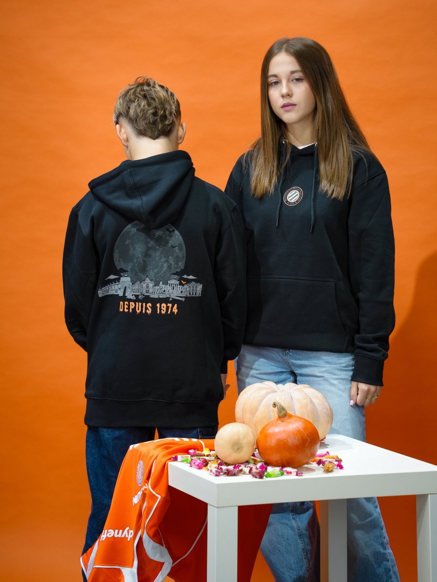 MontpellierHSC's tweet photo. 🆕 Le sweat à capuche parfait pour Halloween 🎃
👻 𝗟𝗔 𝗣𝗔𝗜𝗟𝗟𝗔𝗗𝗘 passe en mode 𝗛𝗔𝗟𝗟𝗢𝗪𝗘𝗘𝗡 
Édition limitée à 𝟳𝟰 exemplaires, chacun numéroté de 1 à 74 🧡

📲 https://t.co/lqiM7yWy6s
📍 Disponible au MHSC Store Odysseum et sur la boutique en ligne ! https://t.co/29pMgLX1Fc