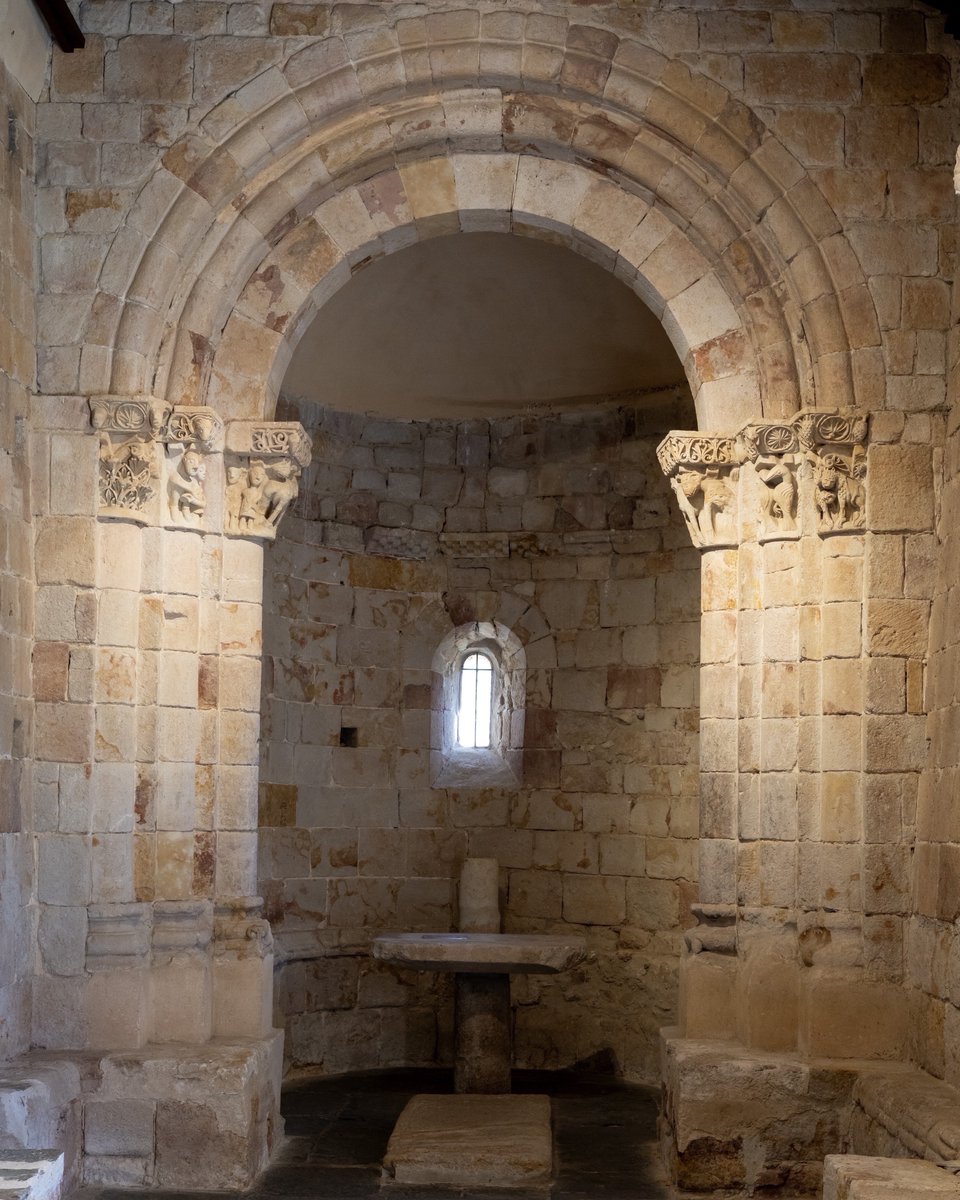 ZamoraSpain's tweet photo. @RomanicoEspana @cylromanica Ubicada extramuros, en el barrio de Olivares, su única nave con ábside semicircular conserva en el interior varios capiteles en un perfecto estado de conservación y que representan una alegoría del infierno, decoración vegetal, temas animales o Adán y Eva tras el pecado original. https://t.co/Z9Kwuitzl3
