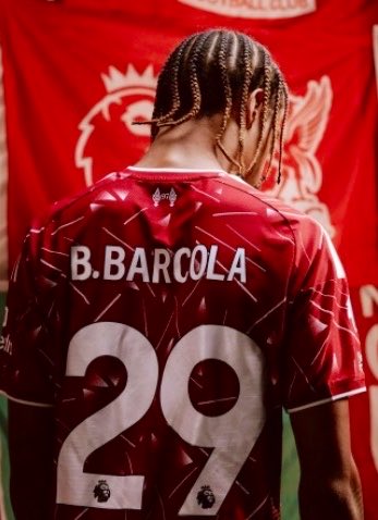 LFCTransferRoom's tweet photo. 💬 𝗤𝗨𝗢𝗧𝗘 - Virgil van Dijk on Bradley Barcola:

“He’s impressive. In training, he shows us every time what he is capable of. He’s very good at pressing, he’s fast, he often makes the right decisions. It’s up to us to look after him so that he keeps it up.” 🇫🇷🔥 https://t.co/vAtvDRoYXM