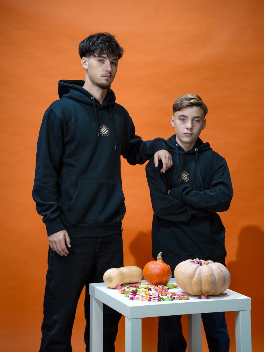 MontpellierHSC's tweet photo. 🆕 Le sweat à capuche parfait pour Halloween 🎃
👻 𝗟𝗔 𝗣𝗔𝗜𝗟𝗟𝗔𝗗𝗘 passe en mode 𝗛𝗔𝗟𝗟𝗢𝗪𝗘𝗘𝗡 
Édition limitée à 𝟳𝟰 exemplaires, chacun numéroté de 1 à 74 🧡

📲 https://t.co/lqiM7yWy6s
📍 Disponible au MHSC Store Odysseum et sur la boutique en ligne ! https://t.co/29pMgLX1Fc
