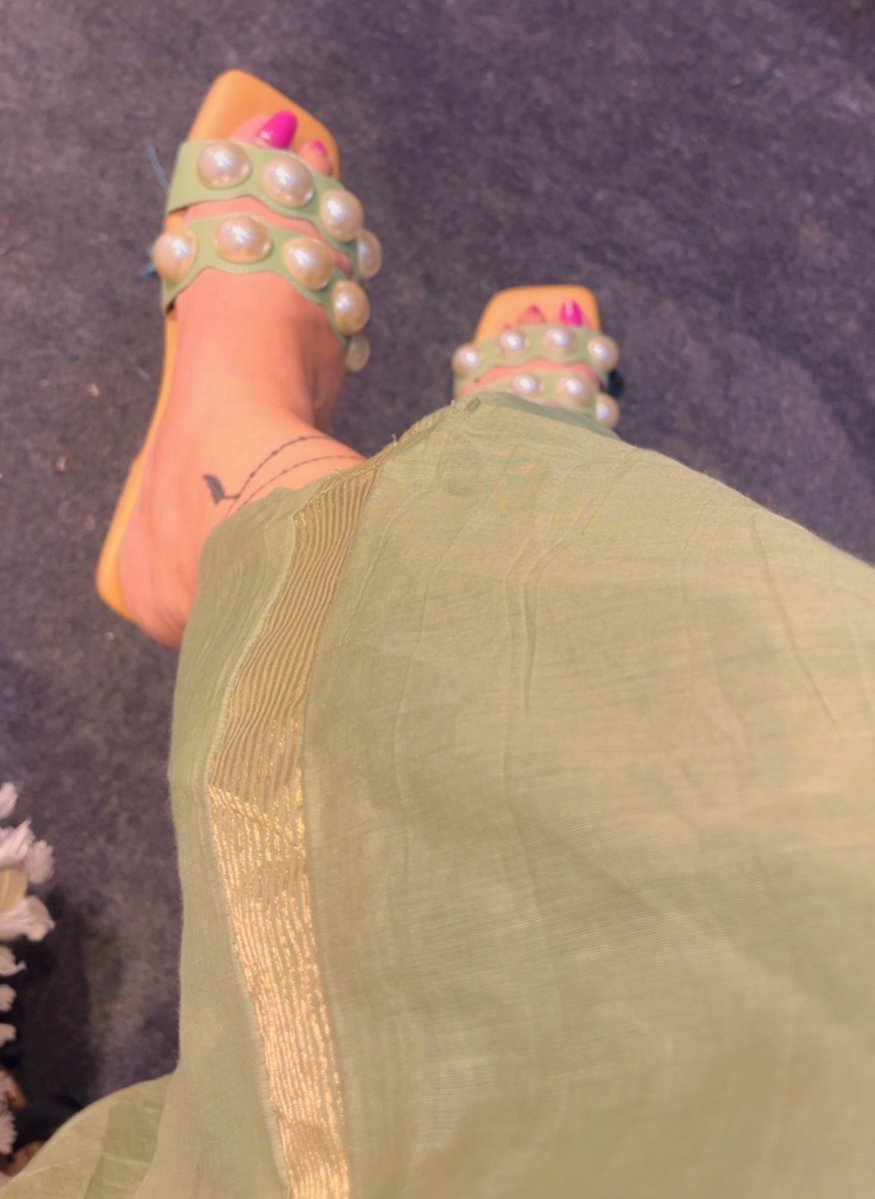SonnetAndWine's tweet photo. कोई कितना भी सर पे चढ़ाए, पाँव ज़मीन पर ही  रखिएगा https://t.co/rIN3ryzAQw