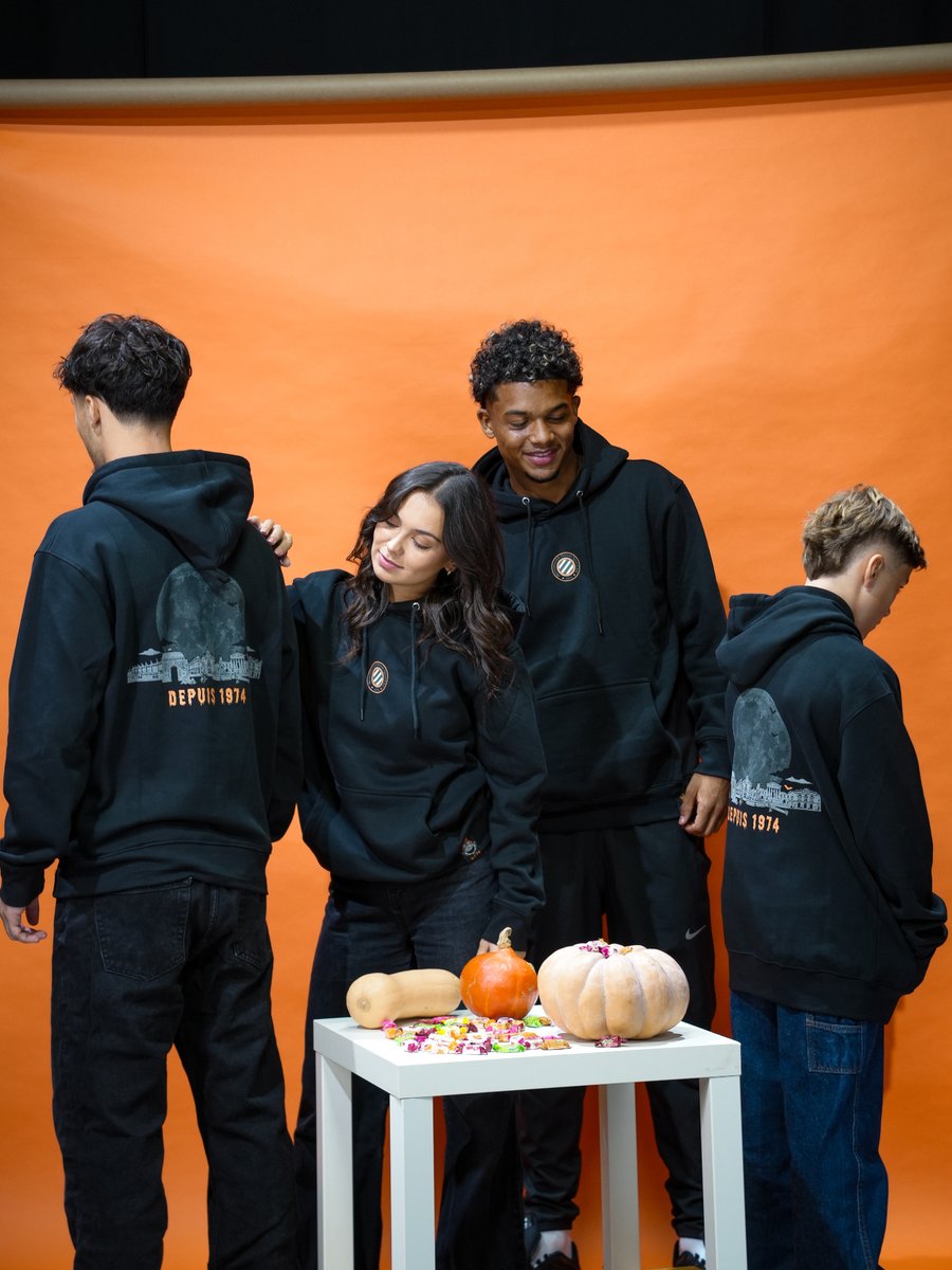 MontpellierHSC's tweet photo. 🆕 Le sweat à capuche parfait pour Halloween 🎃
👻 𝗟𝗔 𝗣𝗔𝗜𝗟𝗟𝗔𝗗𝗘 passe en mode 𝗛𝗔𝗟𝗟𝗢𝗪𝗘𝗘𝗡 
Édition limitée à 𝟳𝟰 exemplaires, chacun numéroté de 1 à 74 🧡

📲 https://t.co/lqiM7yWy6s
📍 Disponible au MHSC Store Odysseum et sur la boutique en ligne ! https://t.co/29pMgLX1Fc