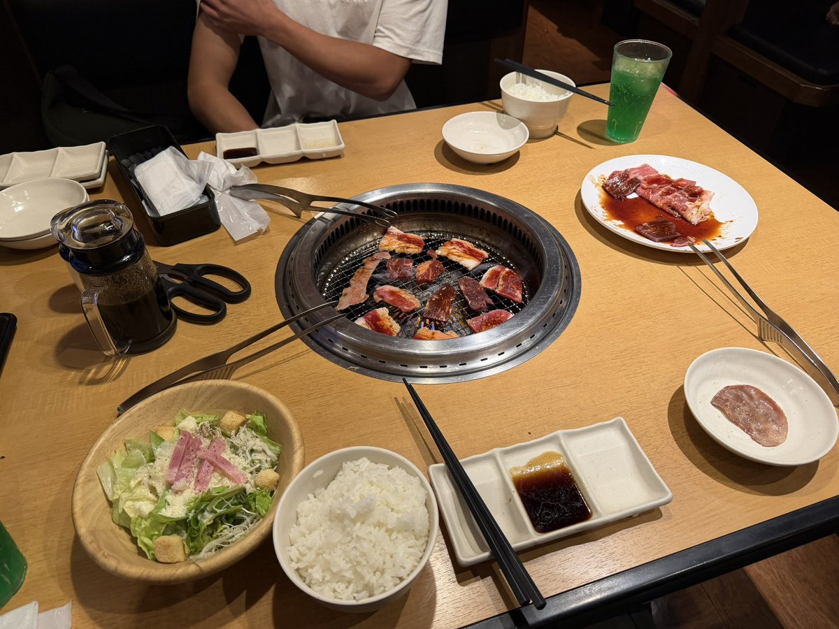 Sally_R1N's tweet photo. スロットで2人して勝ったから焼肉✌️ https://t.co/3j0ylvndxK