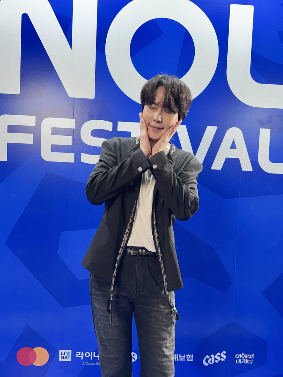 GaemGyu's tweet photo. 규현과 함께한 <NOL FESTIVAL>

멋진 관객들과 함께라 더 즐거웠던 𝕊𝕌ℙ𝔼ℝ 𝕃𝕀𝕍𝔼💙

🎼SET LIST

01. Dreaming
02. 그게 좋은거야 (Time with you)
03. 화려하지 않은 고백
04. Lsat Poem
05. 깊은 밤을 날아서 (Flying, deep in the night)
06. 광화문에서 (At Gwanghwamun)
07. 내 마음이 움찔했던 순간

#규현 #KYUHYUN 
#NOLFESTIVAL