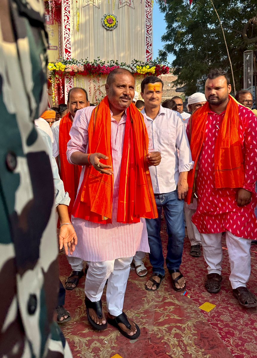 SubasSinghBJP's tweet photo. नवरात्रि की पावन अष्टमी पर गोपालगंज अंतर्गत जादोपुर बाजार स्थित न्यू एकता दल पूजा पंडाल में पहुंचकर मां दुर्गा की अष्टम शक्ति मां महागौरी का आशीर्वाद प्राप्त किया।

साथ जी माँ दुर्गा से समस्त गोपालगंजवासियों के सुख, शांति, समृद्धि एवं उत्तम स्वास्थ्य की कामना की।

जय माता दी! 🚩 https://t.co/SD927eTQxL